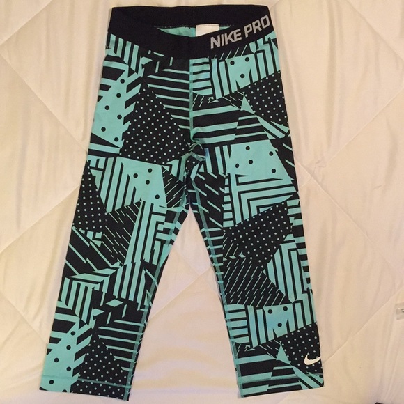 Nike Pro Women’s Dri-Fit Compression Capris - Picture 2 of 3